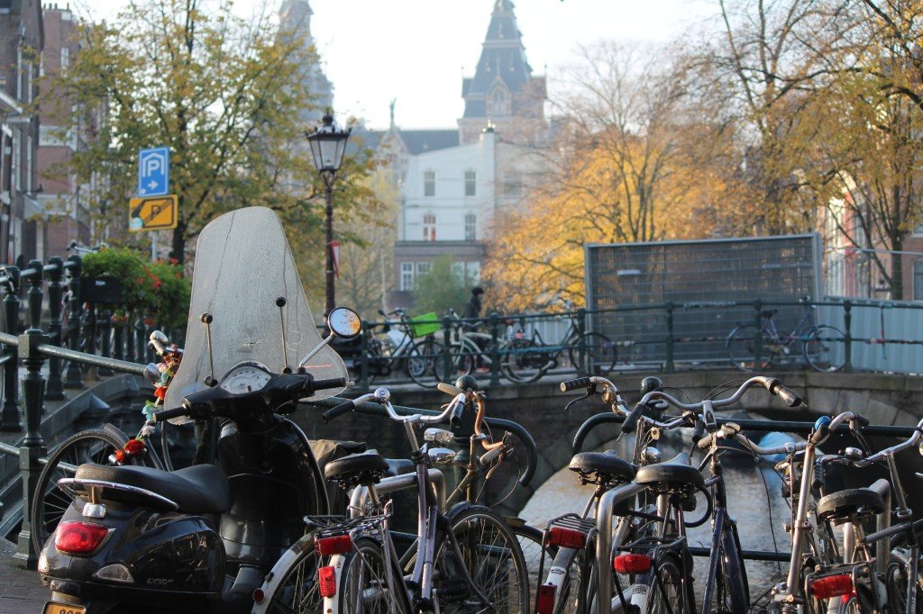 Bicicletas estão em todo lugar em Amsterdam