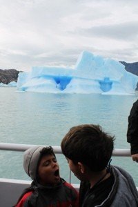 Icebergs do Lago Argentino, El Calafate Meninos brincando com icebergs ao fundo