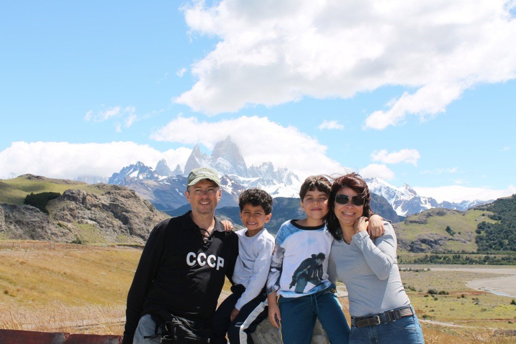 Família feliz com montanhas de El Chaltén ao fundo Família feliz com montanhas de El Chaltén ao fundo
