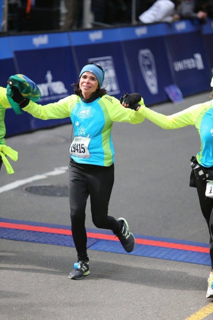 Eu emocionada ao completar a meia maratona de NYC