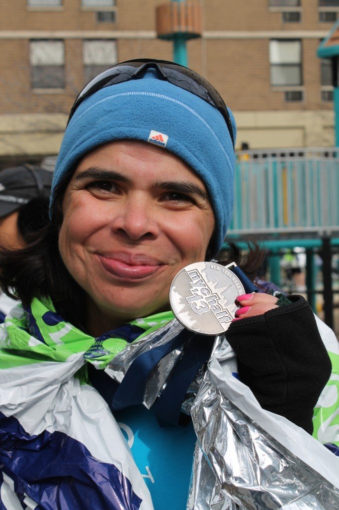 Orgulho da medalha da meia maratona de NYC