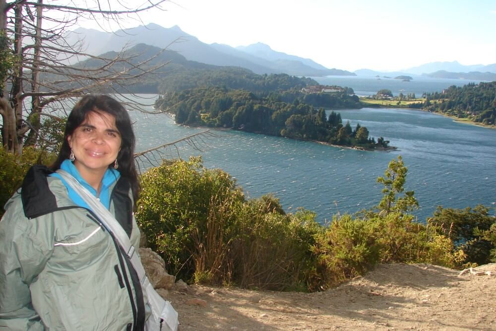 Mulher em frente a paisagem com lagos