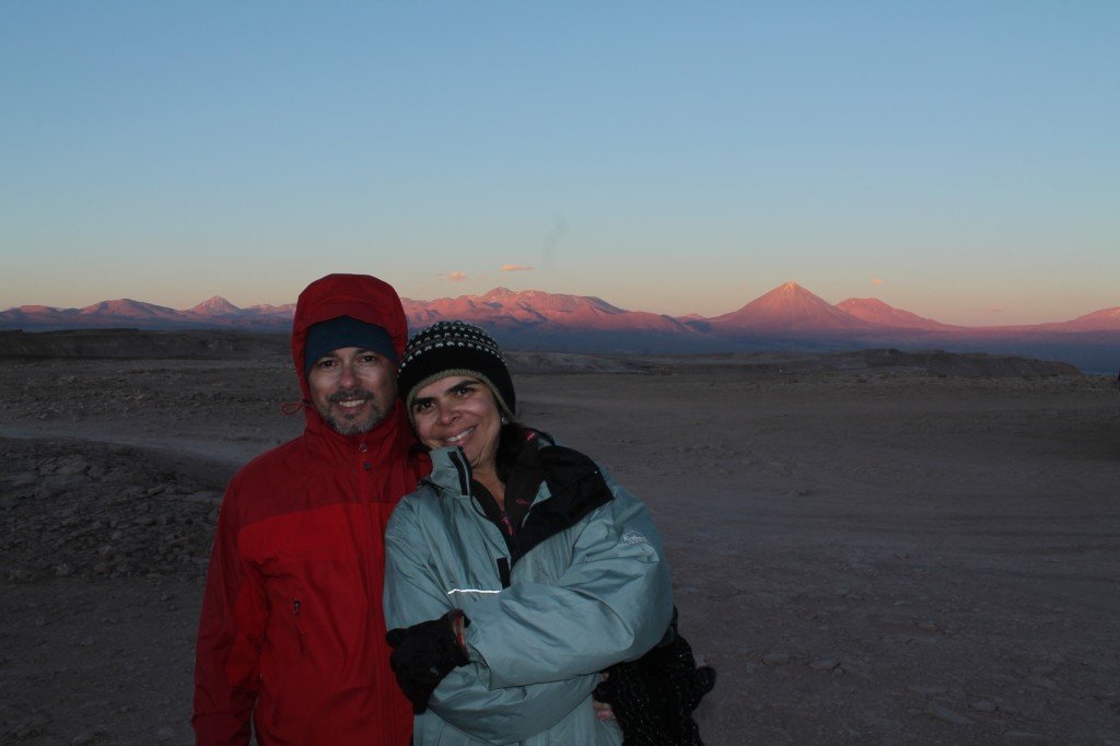Sorrindo com o lindo entardecer do deserto