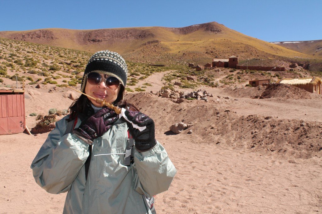 Comendo churrasquinho de lhama, no deserto do Atacama