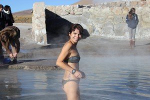 Piscina natural quente no frio dos Geyeseres del Tatio, Atacama