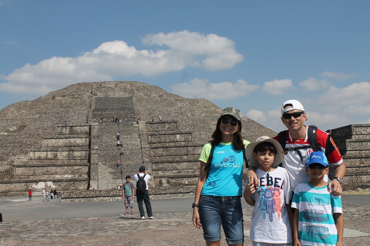 Minha família em frente à pirâmide da Lua, Teotihuacan, México