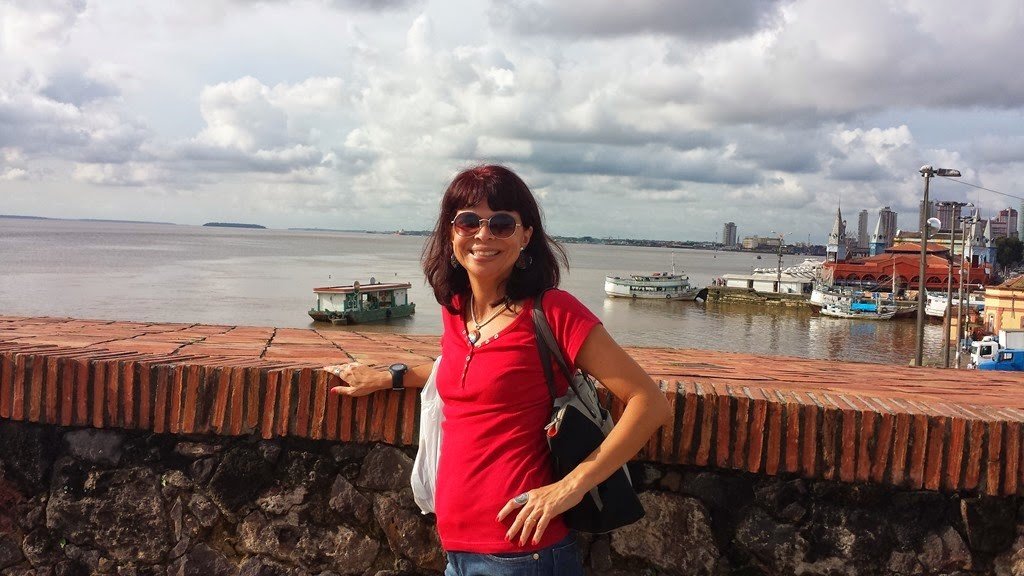 mulher em frente ao Rio Guajará