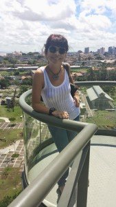 Moça rindo com cidade ao fundo