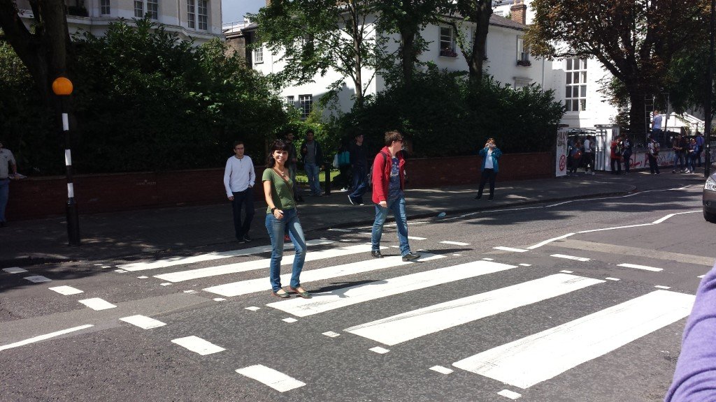 mulher atravessando faixa de pedestres de Abbey Road