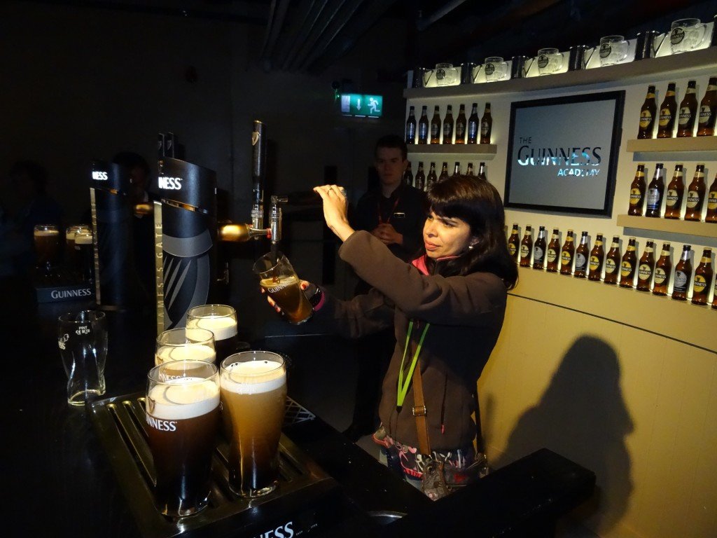Mulher tirando cerveja 