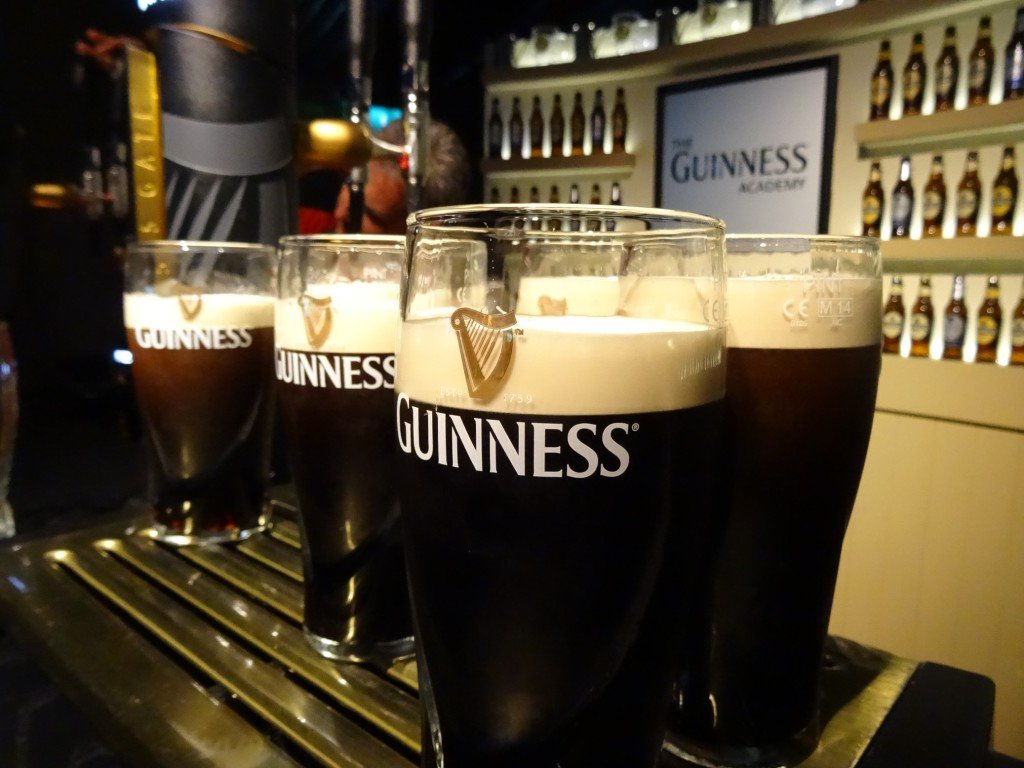 copos de cerveja Guiness