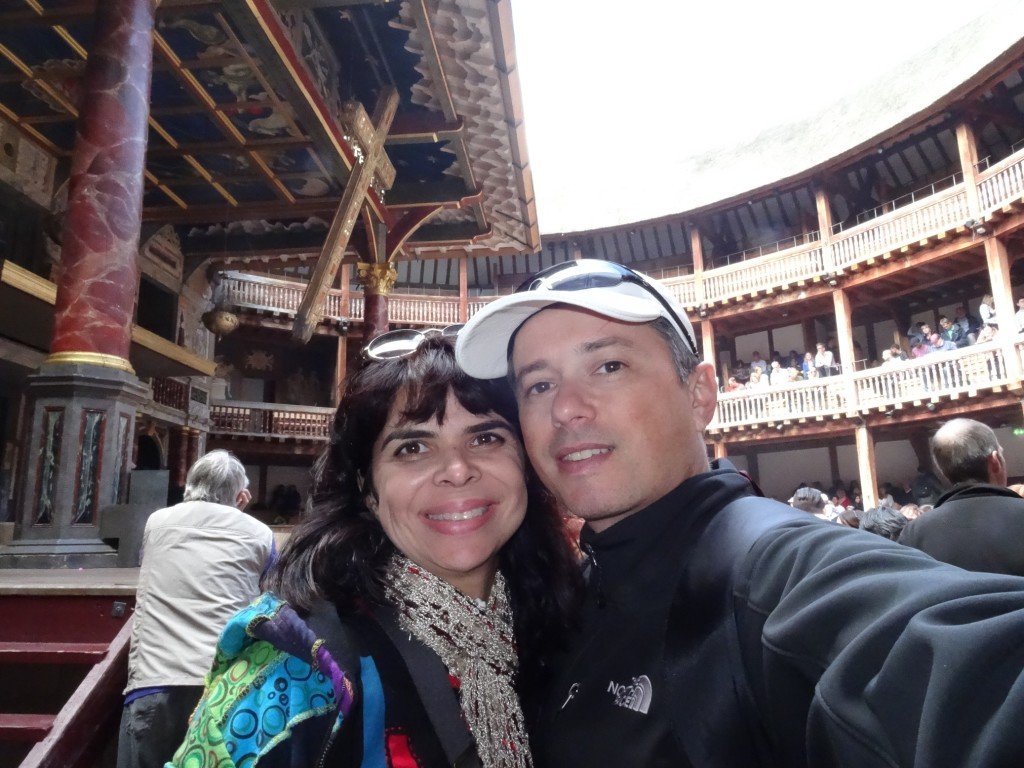 Casal em frente a teatro