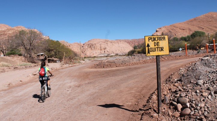 pessoa pedalando no deserto do Atacama