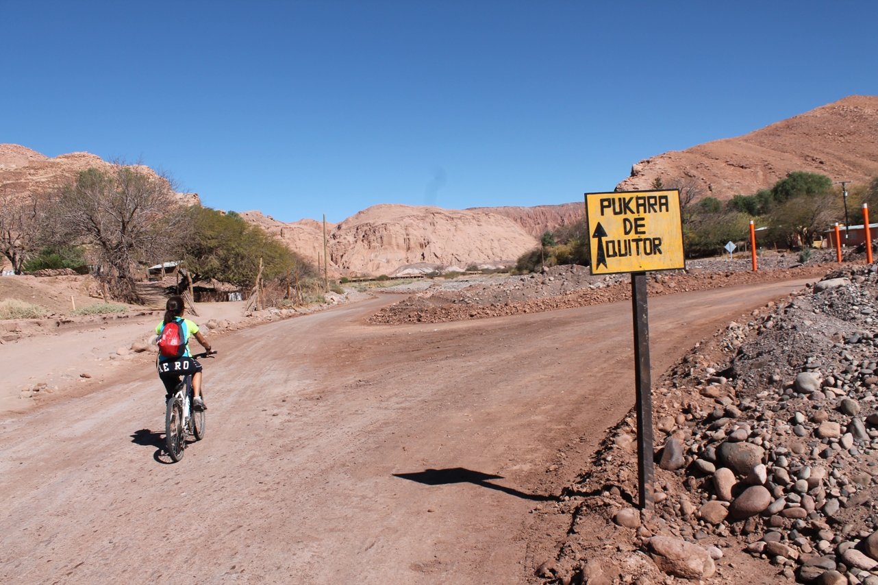 pessoa pedalando no deserto do Atacama