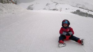 Cerro Bayo, Villa la Angostura criança descendo neve de trenó