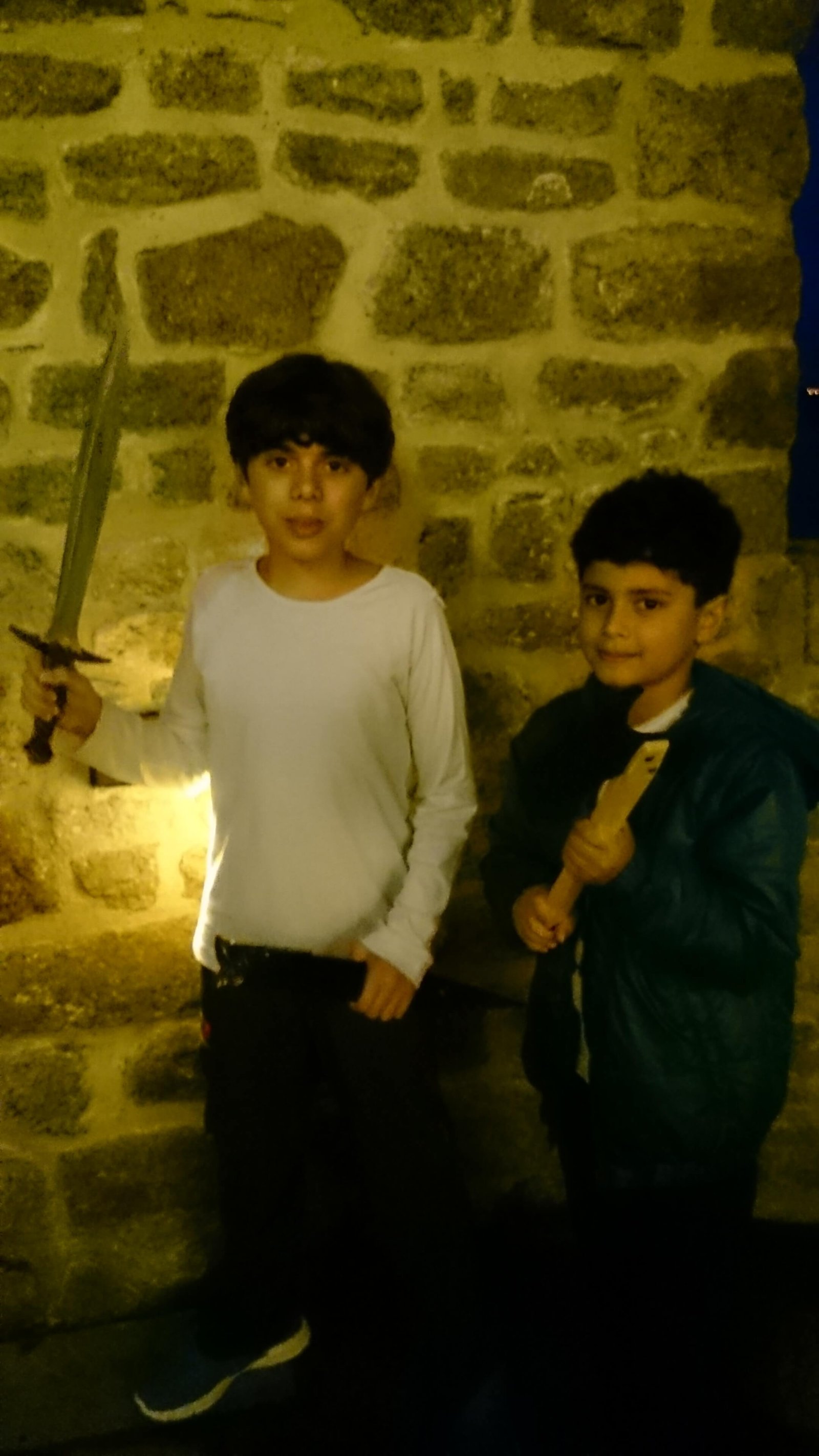 Crianças encantadas com a magia do Mont Saint-Michel