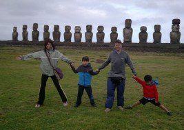 A família toda na Ilha de Páscoa, Moais ao fundo