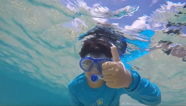 Léo mergulhando em Noronha