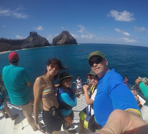 Fernando de Noronha com crianças