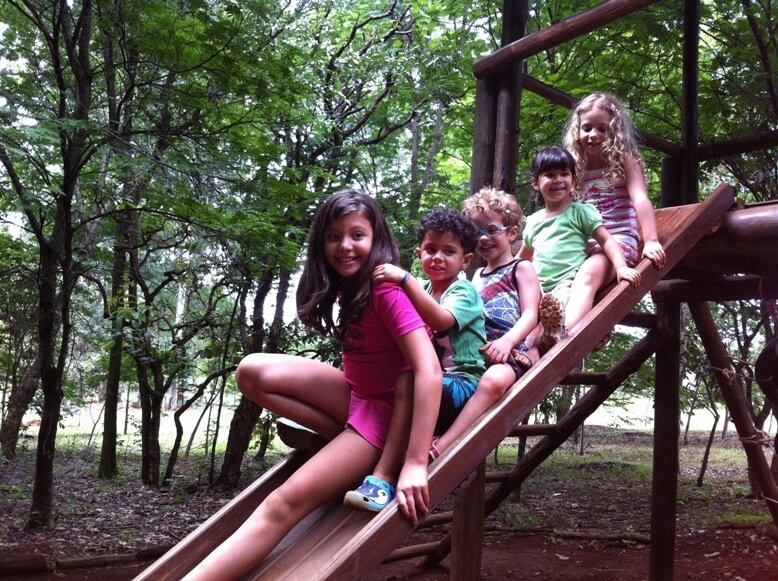 olhos dagua-crianças-escorrega