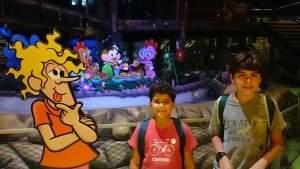 Arthur e Léo com o Louco no Parque da Mônica