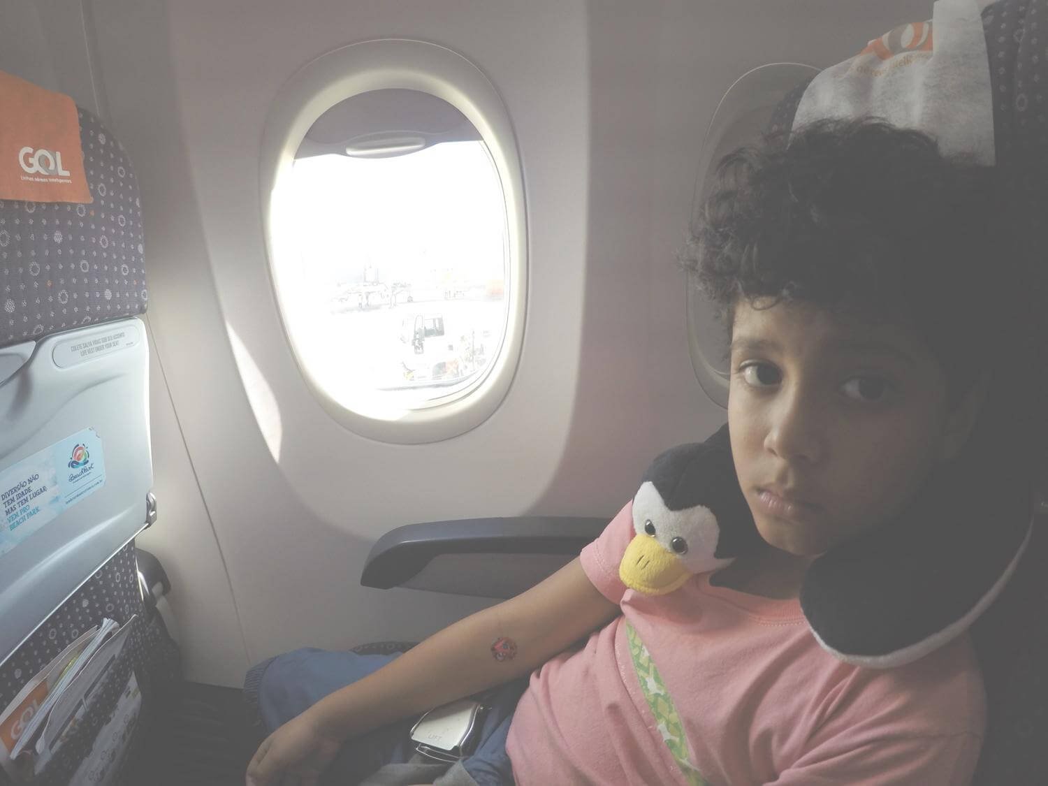 Crianças viajando de avião