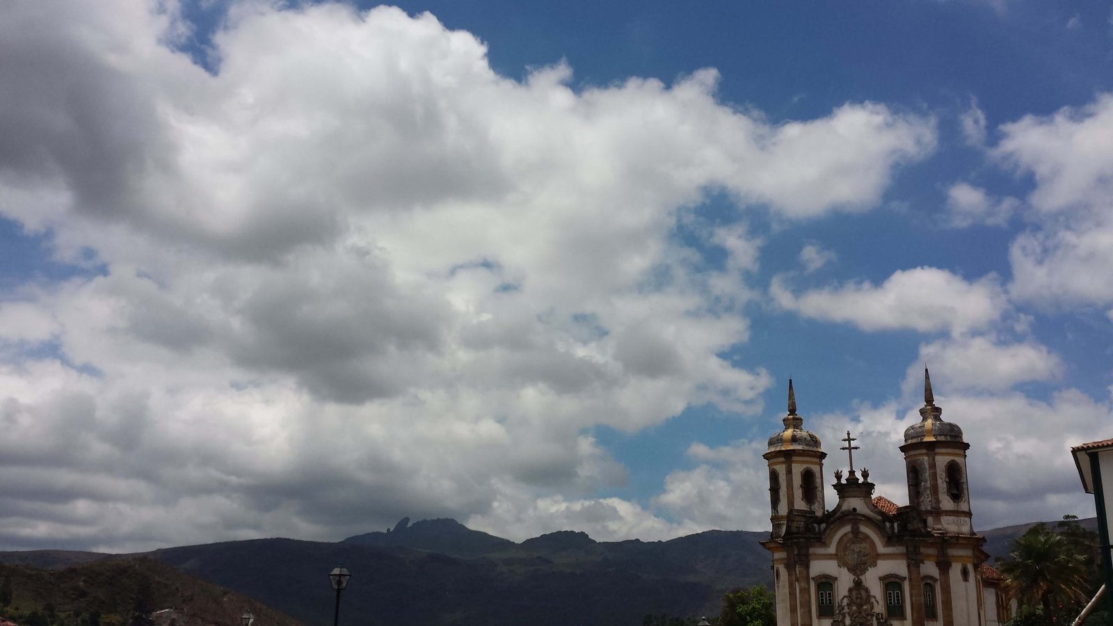 Igreja São Francisco e Pico do Itacolomy, Ouro Preto