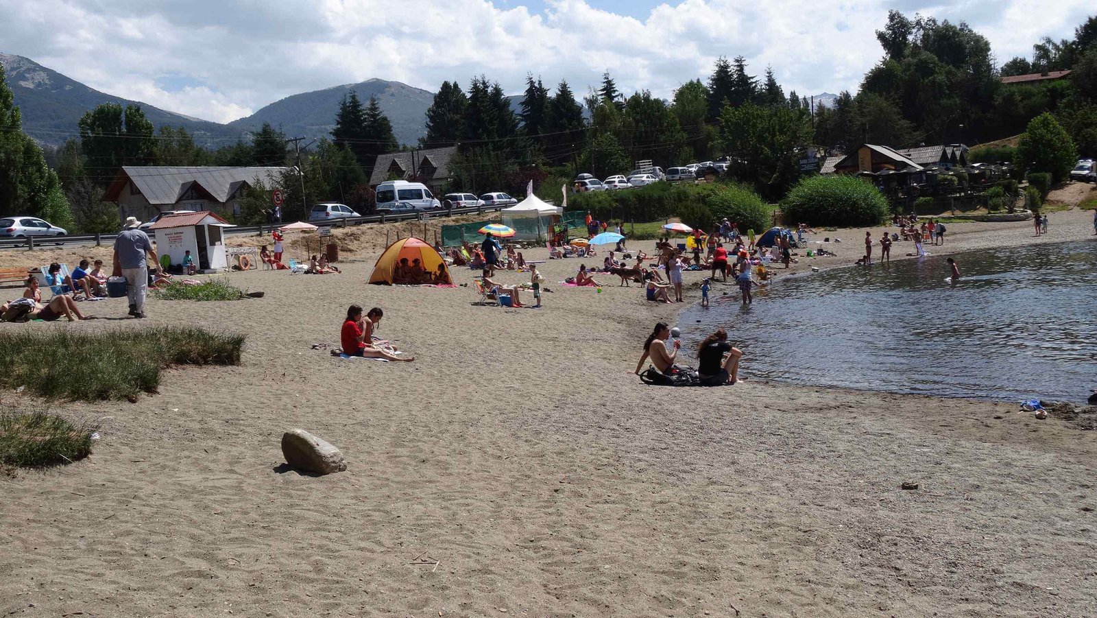 As praias do lago Nahuel Huapi em Bariloche são assim