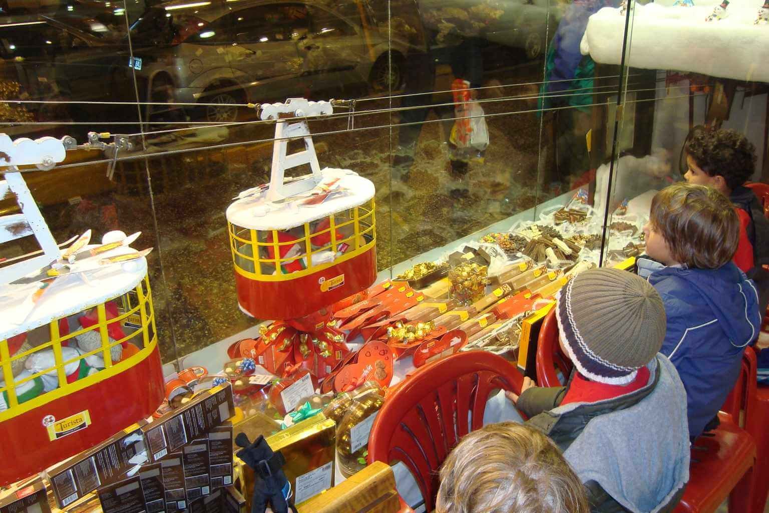 Crianças se encantam com decoração do Chocolates del Turista, em Bariloche