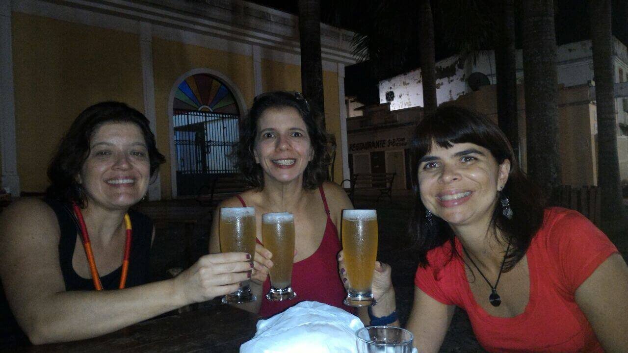 Ju, Pat e eu tomando chope sujo em frente ao Mercado Velho, em Rio Branco