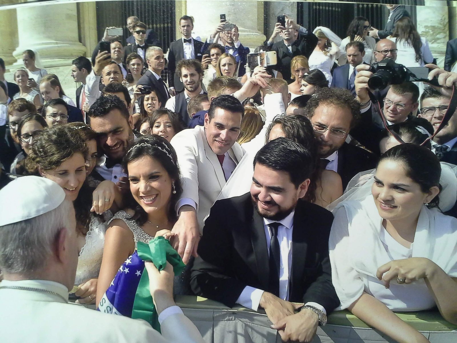 Os recém-casados recebem a bênção do Papa