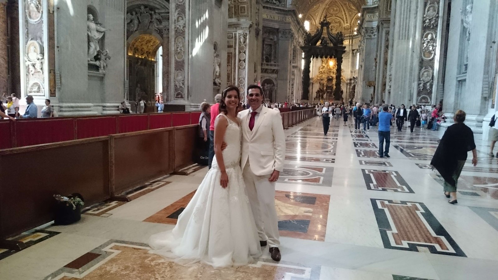 Manu e Roberto aguardam o Papa na Basílica de São Pedro, no Vaticano