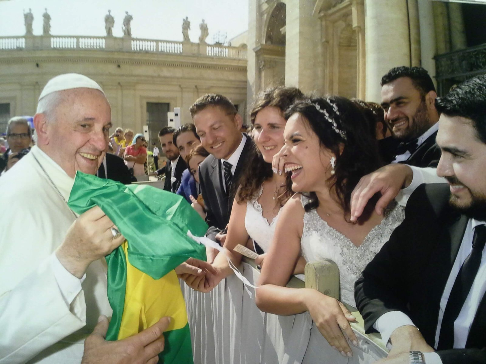 Manu entrega a bandeira do Brasil ao Papa Francisco