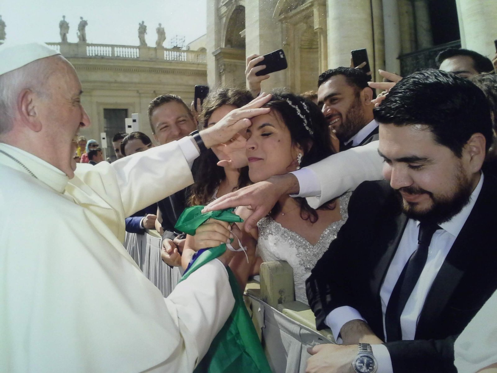A tão sonhada benção do Papa Francisco aos recém-casados Manu e Roberto
