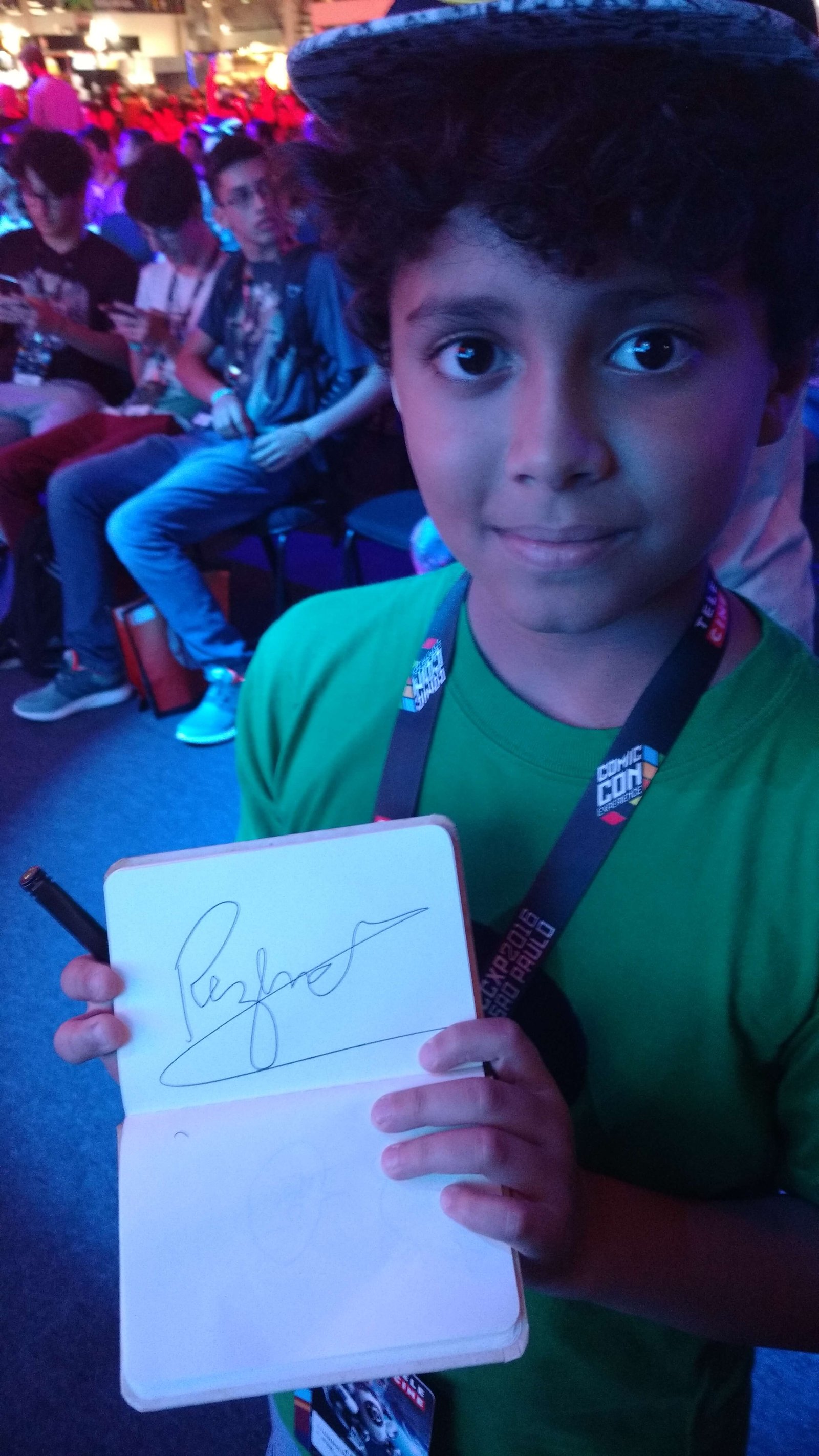 Léo orgulhoso com o autógrafo do youtuber Rezende
