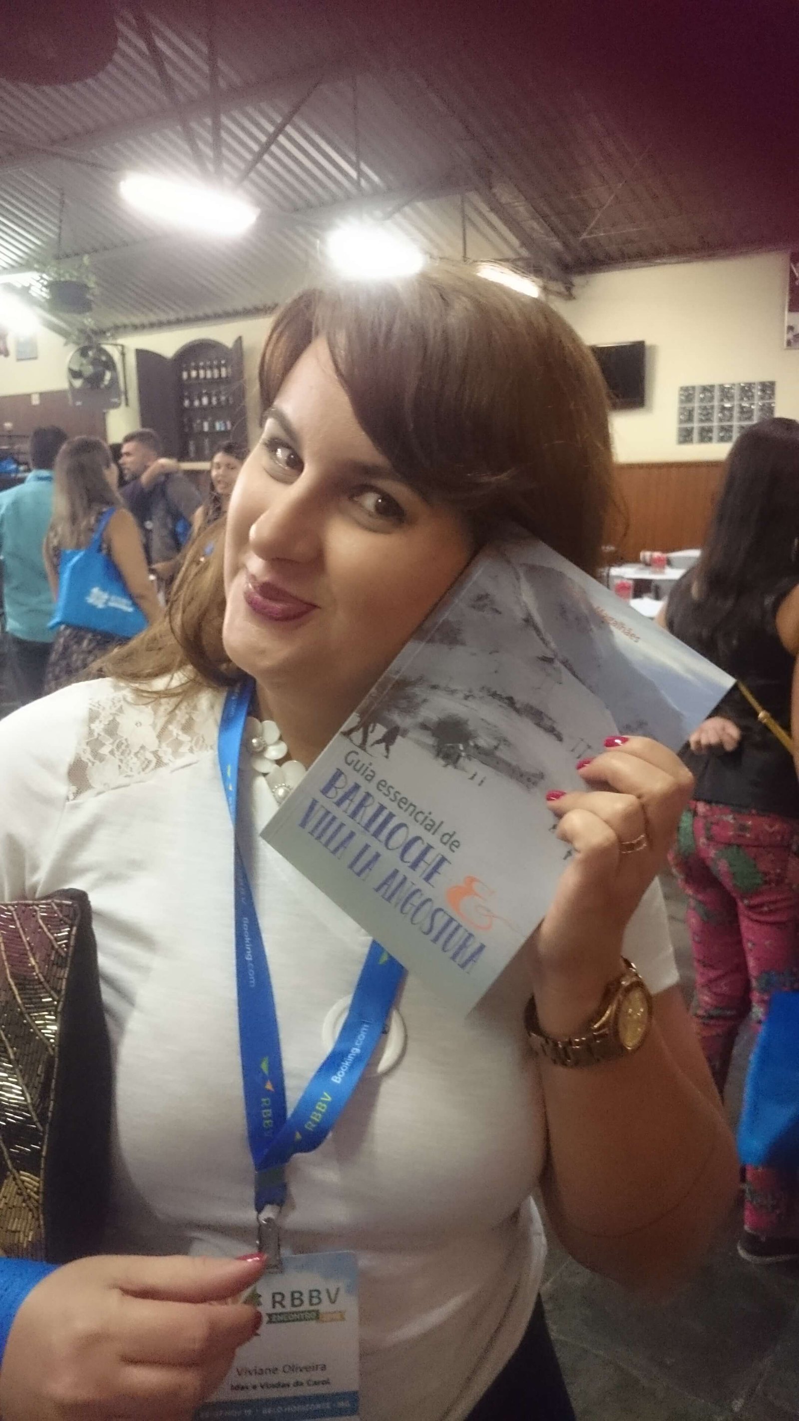 A Vivi, do blog Que Viagem, toda feliz exibindo meu Guia A Vivi, do blog Que Viagem, toda feliz exibindo meu Guia
