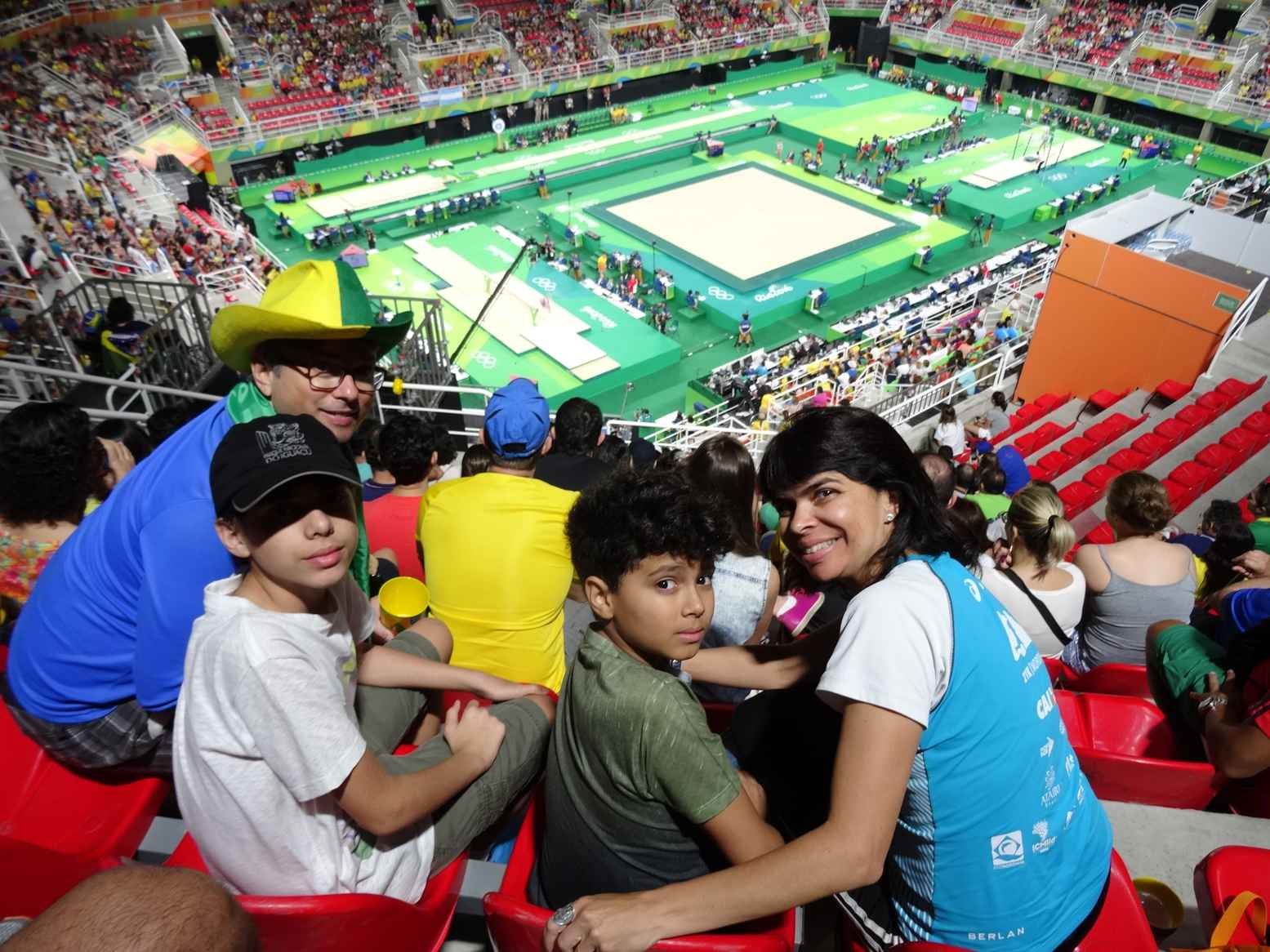 Eu e minha família assistindo às Olimpíadas no Rio