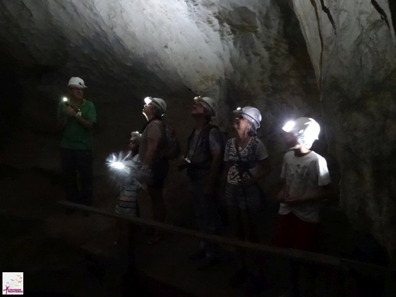 Desbravando a Gruta Casa da Pedra, em Tiradentes Desbravando a Gruta Casa da Pedra, em Tiradentes