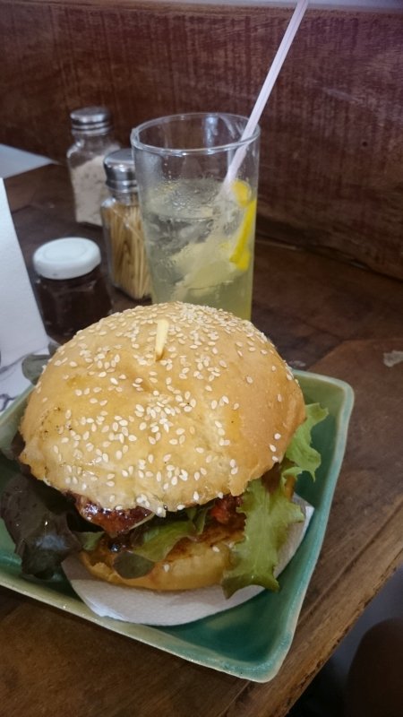 Hamburger da Taberna D'Omar, São João del Rei. Ao fundo, o refrigerante artesanal de laranja Hamburger da Taberna D'Omar, São João del Rei
