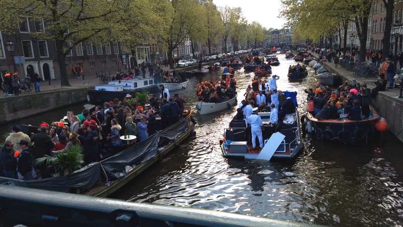 Barcos engarrafados nos canais de Amsterdam, no Dia do Rei