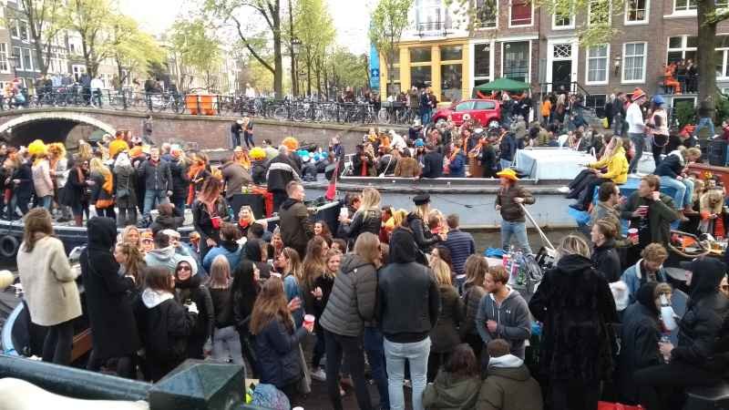 Barcos engarrafados nos canais de Amsterdam, no Dia do Rei