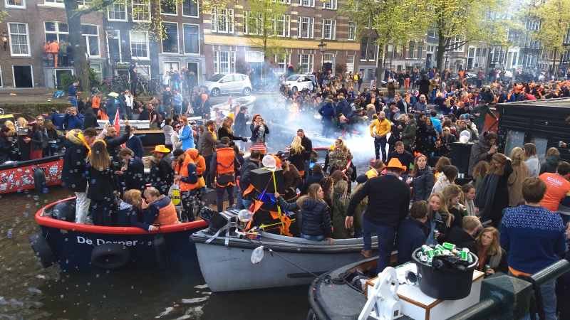 Barcos engarrafados nos canais de Amsterdam, no Dia do Rei