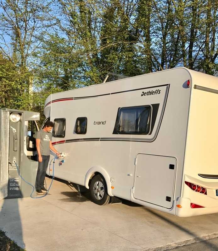 Dispensa e reabastecimento de água no motorhome