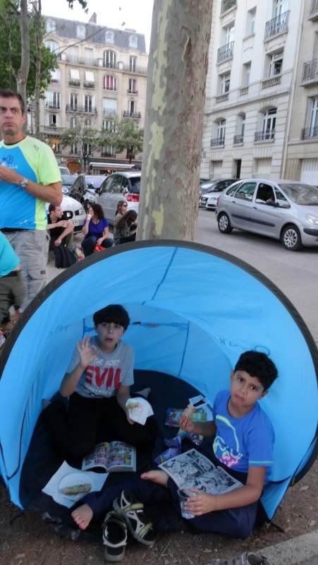 Barraca para esperar a festa do 14 de julho em Paris