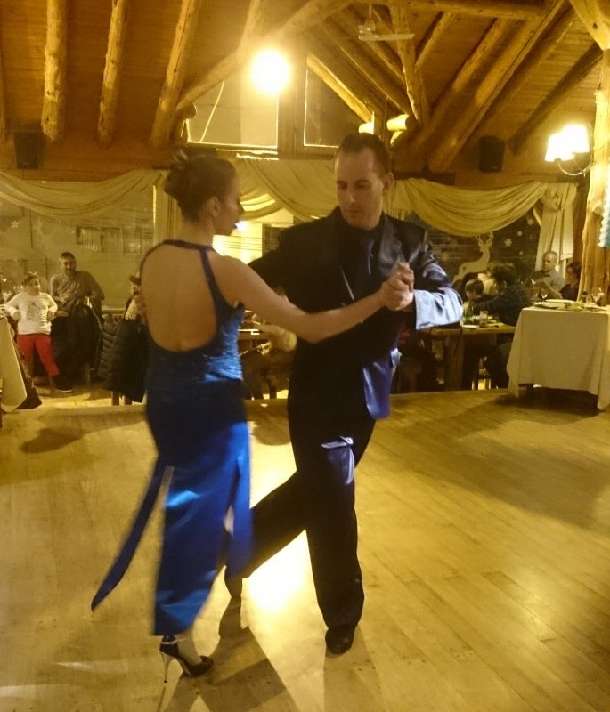 Tango no tradicional restaurante Família Weiss, em Bariloche