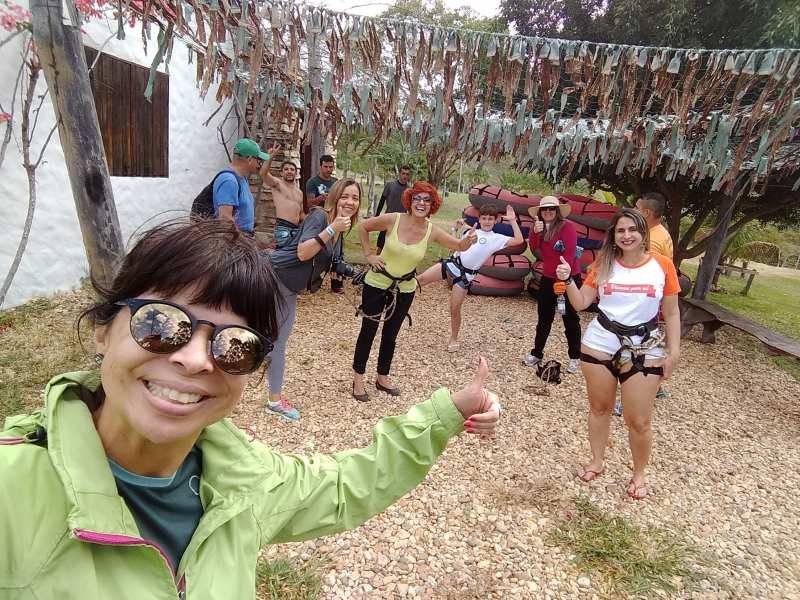 Galera do Vem pro Cerrado se preparando para a tirolesa no Salto Corumbá