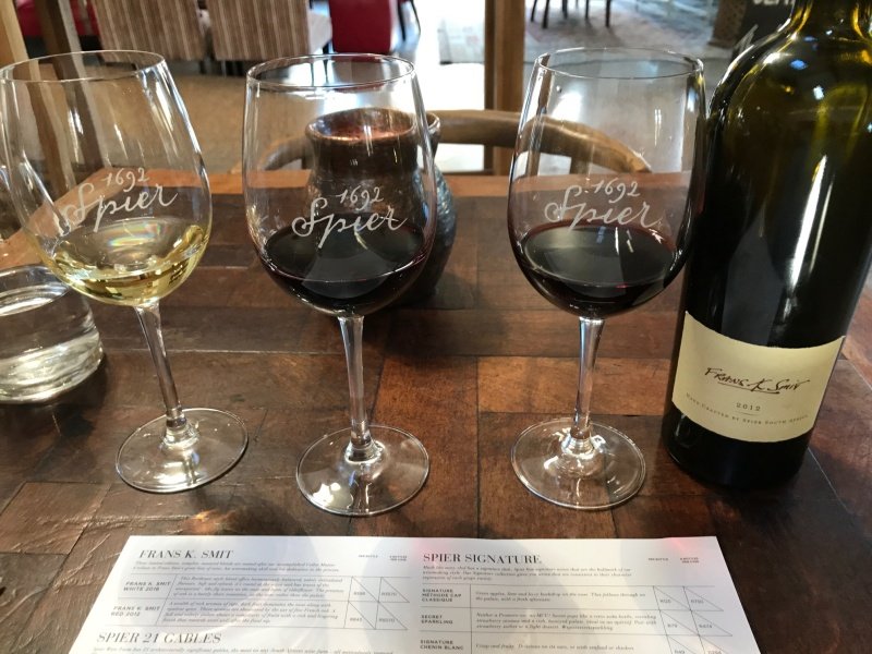 Vinhos na degustação da vinícola Spier, África do Sul