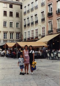 Eu, meu sobrinho e minha irmã em Grenoble, em 1995 Eu, meu sobrinho e minha irmã em Grenoble, em 1995