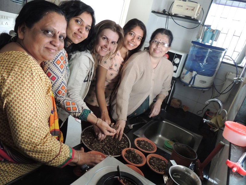Mulheres da família fazendo um ritual com sementes