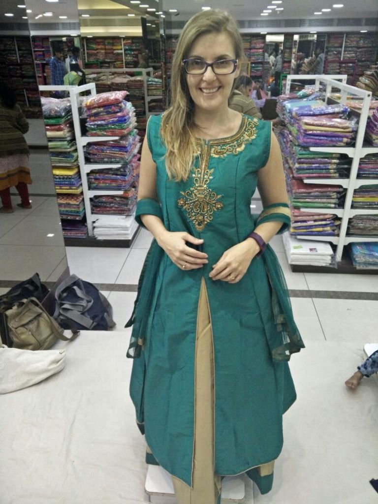Ana em uma das lojas de vestidos que visitou para escolher o vestido da recepção do casamento indiano